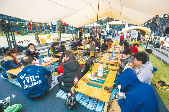 预购Galaxy S22系列的星粉，昨等待取机时尊荣独享潮流「星风格派对」。（三星提供）