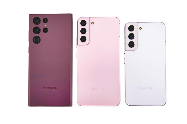 三星在4日起到4月30日期间，推出了一系列开卖购机优惠，包括上网登录即可获得9W无线闪充充电板（双座充）、Galaxy SmartTag蓝牙智慧防丢器、45W或25W快充旅充组Type C。（石智中摄）