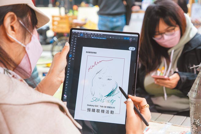 台湾三星邀请插画家于「星风格派对」现场以Tab S8旗舰系列及S Pen为消费者画出一幅幅似顏绘。（三星提供）