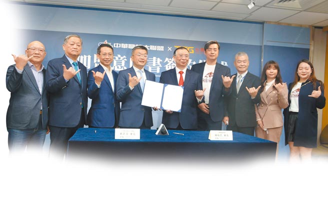 台钢集团与中华职棒2日举行加盟意向书签约仪式，加捷生医股份有限公司董事长陈和顺（左起）、台钢足球队领队刘福财、台钢董事长王炯棻、中华职棒大联盟会长蔡其昌、台钢集团会长谢裕民、台钢猎鹰职业篮球队董事长孙正强、中华职棒大联盟秘书长杨清珑等一同为第6队加入比出6的手势。（资料照，杜宜谙摄）