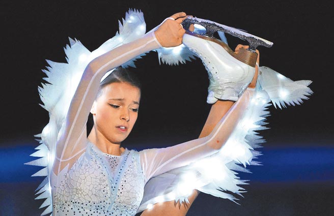 继国际足总之后，国际篮总、国际排总以及国际滑冰总会都加入制裁俄罗斯入侵乌克兰的行列，当中甫在北京冬奥夺下女子花式滑冰金牌的俄罗斯名将席芭柯娃将无法参加月底的世锦赛。（路透资料照）