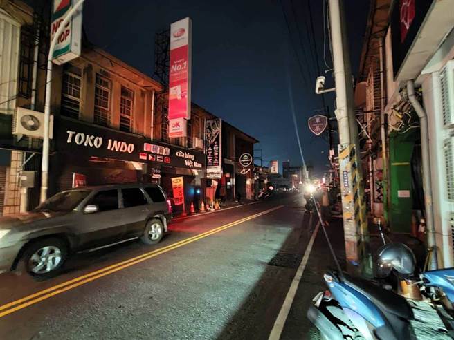 高雄在入夜後仍有許多地區無電可用，直到晚間9點過後才陸續恢復，停電時間超過12小時。(圖／柯宗緯攝)