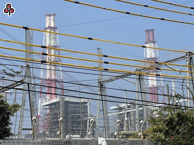 昨天上午的全台大停电造成中南部多处停电，核三厂也因此停机。图为兴达电厂。（报系资料照）
