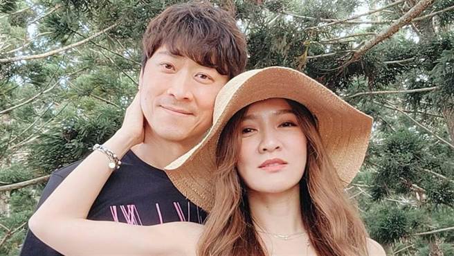 侯昌明与曾雅兰结婚20年依旧恩爱如昔。（侯昌明脸书）