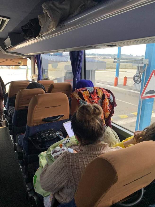 撤侨专车抵达波兰边境。（外交部提供）