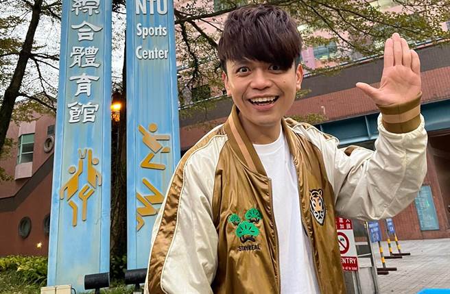 蔡阿嘎喉咙痛就医，竟是喉咙烫伤，咽喉红肿起水泡，全因他平时爱喝滚烫热汤所致。(翻摄自蔡阿嘎脸书)