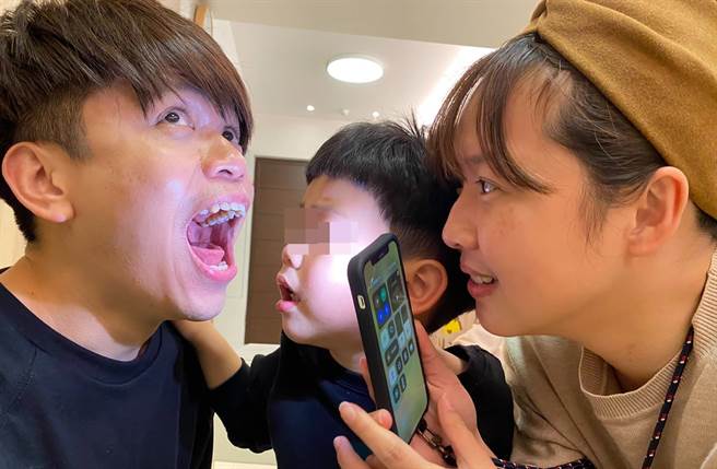 蔡阿嘎让儿子蔡桃贵探看喉咙，机会教育喝汤前要吹凉，不然有罹癌风险。(翻摄自蔡阿嘎脸书)