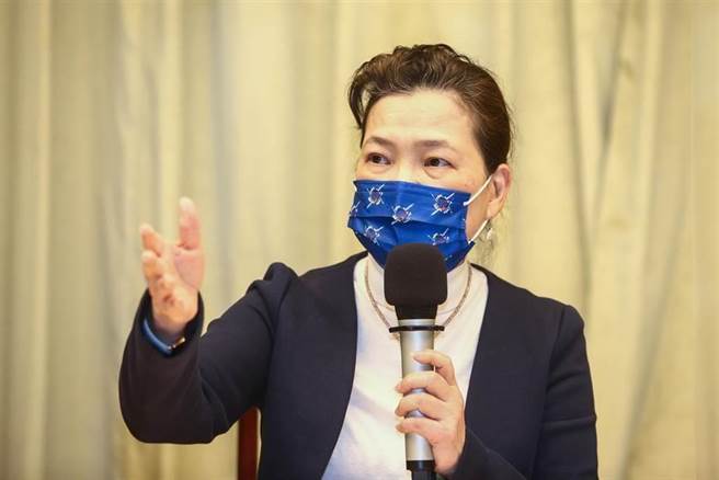 經濟部長王美花3日晚間率台電主管出面說明，同時宣布電費補償方案。（鄧博仁攝）