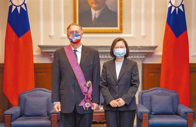 蔡英文總統頒授美國前國務卿蓬佩奧「特種大綬景星勳章」。（總統府提供）