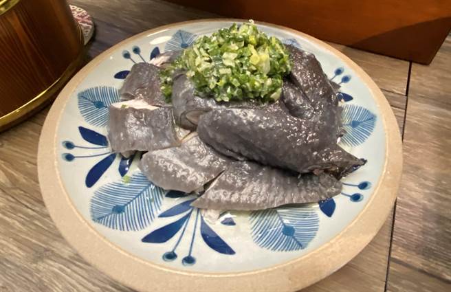 「葱油乌骨鸡」少见以新鲜乌骨鸡做成冷盘，再淋上自制葱油酱，肉质软嫩、香气四溢。（冯惠宜摄）