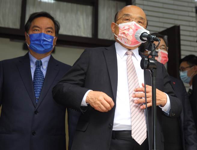 全台大停電讓國人生活秩序大亂。行政院長蘇貞昌（中）4日在立院表示，全台電網在發電量足夠情況，卻因為輸送而產生的不便，有必要加強韌性，以防發生事故。電網應該要有更多全國連接，未來北部三接外推等工程，也將加速進行完成，加速不必南電北送。（張鎧乙攝）