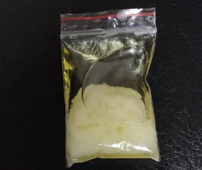 醬料忘記冰，隔幾天竟然整袋變成油。（圖／翻攝自爆廢公社）