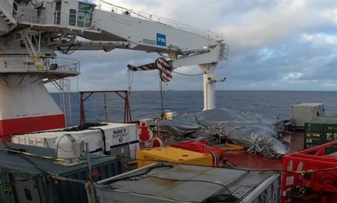 1月24日撞上「卡尔文森」号（USS Carl Vinson，CVN-70）航母飞行甲板，起火滑行坠落南海的F-35C战机终于在3月2日捞起，并以护套包裹。（美国海军）