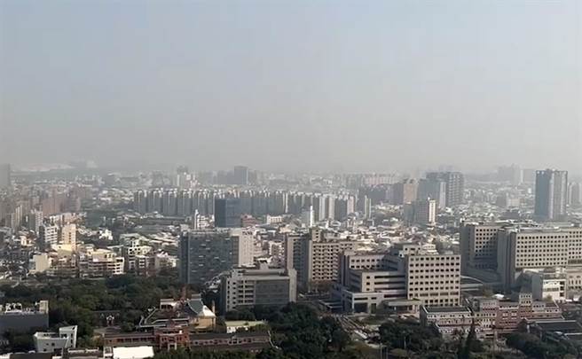 受到境外污染滞留及风场微弱等影响，导致台南市空气品质不佳，市区上午雾濛濛。（洪荣志摄）