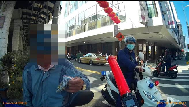 高雄沈姓騎士停紅燈越線，警方趨前勸導發現他臉紅，他辯稱是吃檳榔才臉紅，還當場掏一包檳榔給警方看，結果酒測超過標準值。（翻攝照片／石秀華高雄傳真）