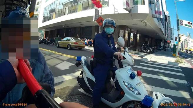 警方對沈男施以酒測，結果酒測超過標準值，警方對沈男製單告發並扣車。（翻攝照片／石秀華高雄傳真）