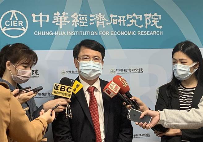 中华经济研究院长张传章4日发布2月台湾PMI、 NMI。（图／陈碧芬）