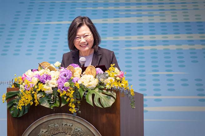 蔡英文總統4日出席國立中山大學「國際金融研究學院」揭牌，期許培育更多國際資產管理人才。（袁庭堯攝）