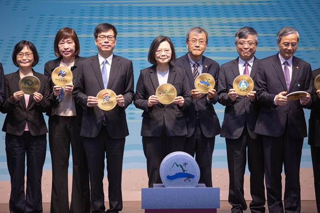 國立中山大學「國際金融研究學院」4日揭牌。（袁庭堯攝）