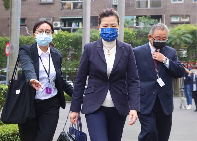 高雄興達電廠3日發生設備事故造成全台大停電，549萬用戶受影響，外界要求經濟部長王美花（中）下台負責。對此，王4日出席立法院會前受訪表示，對於這樣的事故，日前她也跟國人表達最深致歉，「大家的意見我們會虛心接受、檢討，真正解決問題」。（張鎧乙攝）