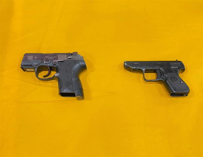 警方3日再查獲陳嫌藏匿的步槍及手槍，同時逮捕28歲郭姓男子，訊後依違反《槍砲彈藥刀械管制條》移送新北地檢偵辦。（翻攝畫面）