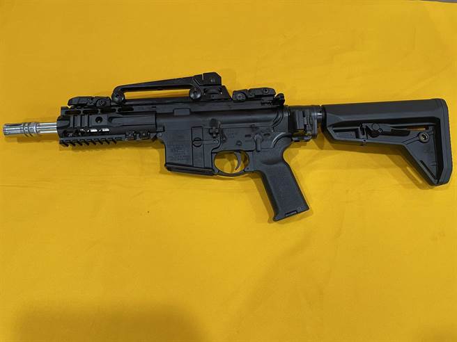 警方3日再查獲陳嫌藏匿的步槍及手槍，同時逮捕28歲郭姓男子，訊後依違反《槍砲彈藥刀械管制條》移送新北地檢偵辦。（翻攝畫面）