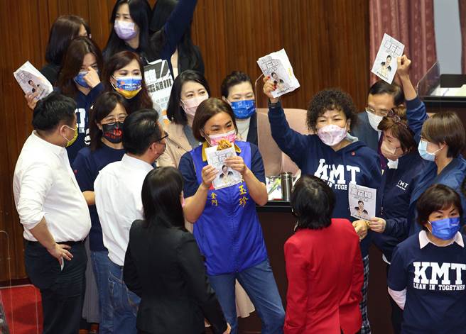 高雄興達電廠3日發生設備事故造成全台大停電，549萬用戶受影響，國民黨立委要求經濟部長王美花（後排中）下台負責，王4日出席立法院會時遭到藍委圍勦，請吃「美花牌欠電雞排」。（張鎧乙攝）