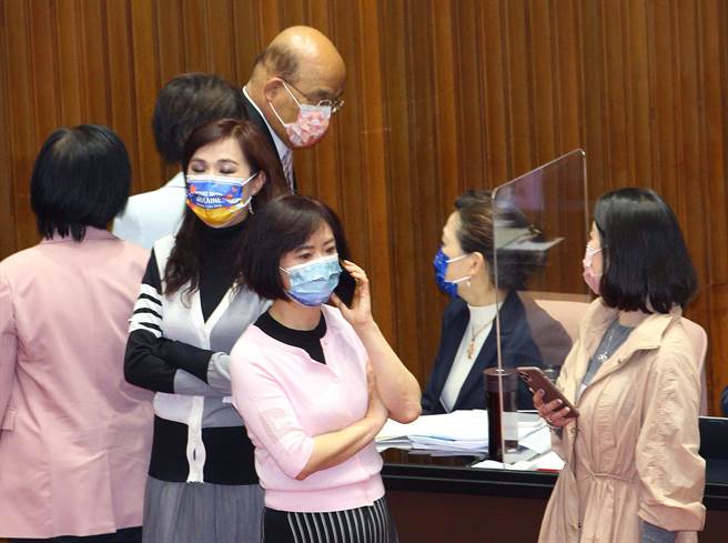 高雄興達電廠3日發生設備事故造成全台大停電，549萬用戶受影響，國民黨立委要求經濟部長王美花（後排右）下台負責，4日並在院會癱瘓議事，行政院長蘇貞昌（後排左）休息時經過王的座位，兩人短暫交談。（張鎧乙攝）