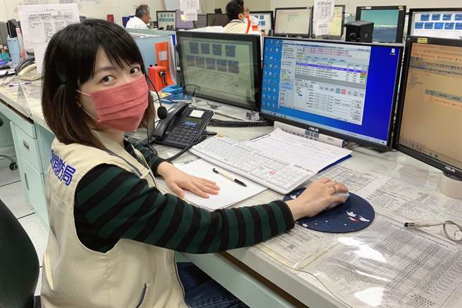 新竹县消防局指挥中心护士陈怡君指导民眾实施CPR成功救回患者。（新竹县消防局提供／罗浚滨新竹传真）