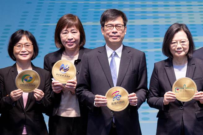 高雄市长陈其迈（右二）4日表示，台电3日人为疏失酿全台大停电，业者停工、订单、商家营业等种种损失「一定要跟台电算清楚」，市府将协助求偿。（袁庭尧摄）