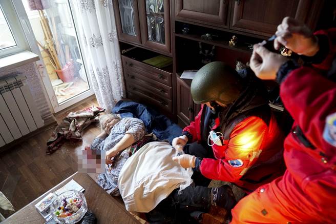 俄军围攻乌克兰南部港口城马立波（Mariupol），造成大量平民伤亡。图为一名老妇人在轰炸中受伤，身旁一滩血。（图／美联社）