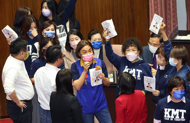 高雄興達電廠3日發生設備事故造成全台大停電，549萬用戶受影響，國民黨立委要求經濟部長王美花（後排中）下台負責，王4日出席立法院會時遭到藍委圍勦，請吃「美花牌欠電雞排」。（張鎧乙攝）