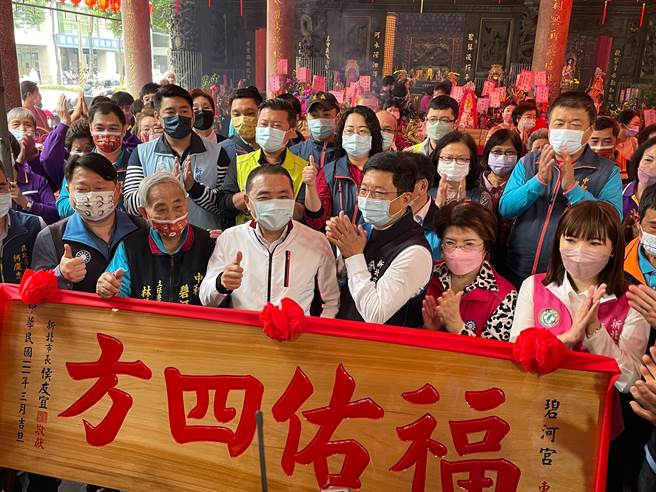 农历2月2日是福德正神圣诞，市长侯友宜今（4日）上午前往中和区碧河宫参拜。（叶书宏摄）