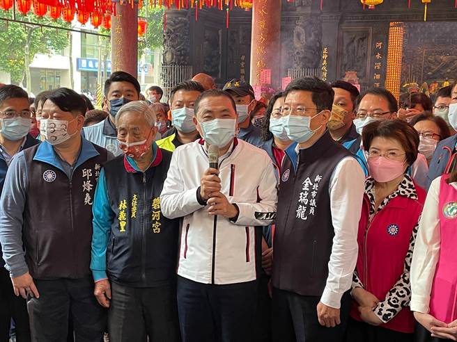 农历2月2日是福德正神圣诞，市长侯友宜今（4日）上午前往中和区碧河宫参拜。（叶书宏摄）
