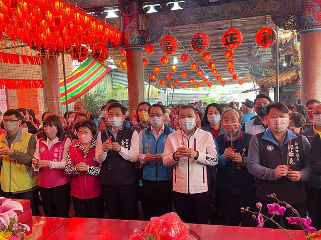 农历2月2日是福德正神圣诞，市长侯友宜今（4日）上午前往中和区碧河宫参拜。（叶书宏摄）