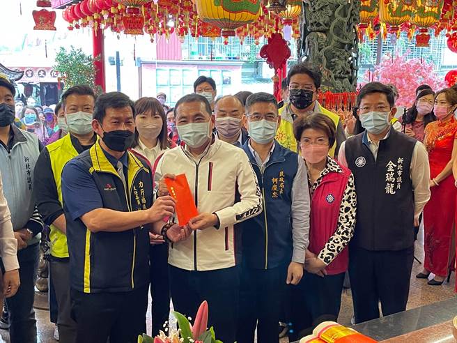 农历2月2日是福德正神圣诞，市长侯友宜今（4日）上午前往中和区力行福德宫参拜。（叶书宏摄）