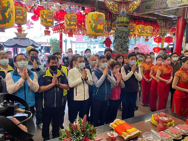 农历2月2日是福德正神圣诞，市长侯友宜今（4日）上午前往中和区力行福德宫参拜。（叶书宏摄）