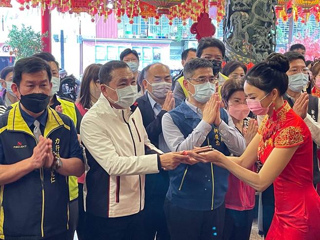 农历2月2日是福德正神圣诞，市长侯友宜今（4日）上午前往中和区力行福德宫参拜。（叶书宏摄）