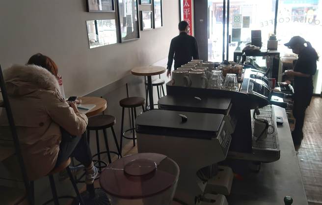 全台3日上午9时左右无预警大范围停电，台电表示，兴达电厂设备故障，造成南部系统解联，台南、高雄地区全区停电，中北部则是轮流停电。图为台北信义区商店摸黑营业。（资料照/王英豪摄）