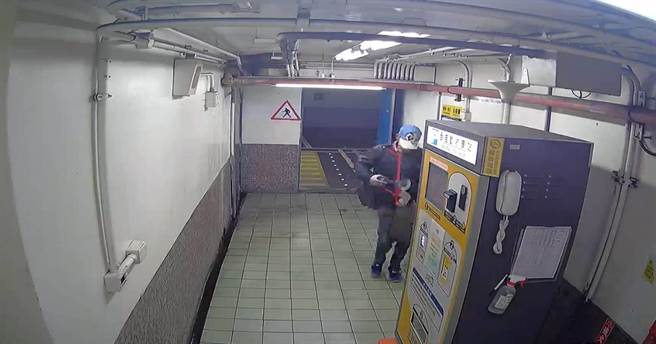 曹嫌潛入停車場歸費機行竊。（警方提供）