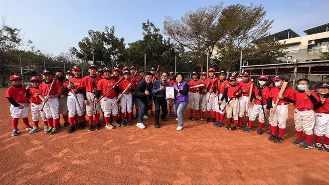 市议会副议长顏莉敏牵线下，华威文创4日将球棒捐赠至北势国小、国中。（顏莉敏服务处提供）