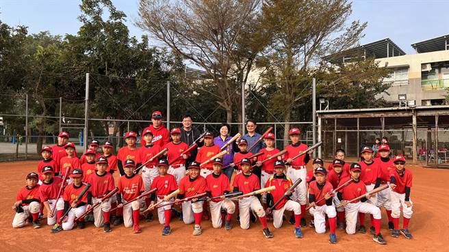 市议会副议长顏莉敏牵线下，华威文创4日将球棒捐赠至北势国小、国中。（顏莉敏服务处提供）