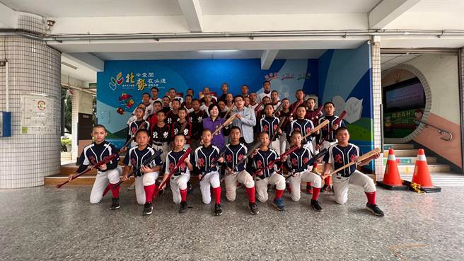 市议会副议长顏莉敏牵线下，华威文创4日将球棒捐赠至北势国小、国中。（顏莉敏服务处提供）