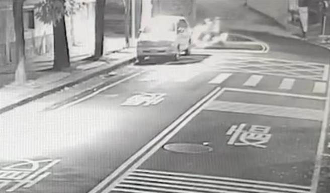 機車二人組，看到路旁停放貨車起盜心。（鹿港警分局提供／吳敏菁彰化傳真）