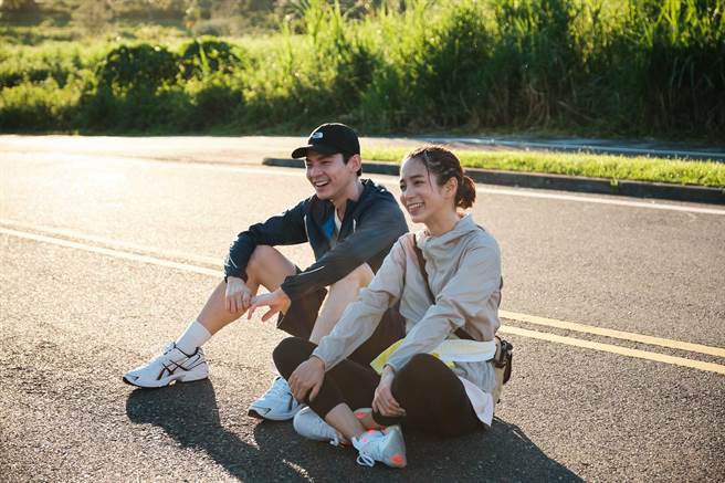 温贞菱累到看牛喘口气。（公视提供）