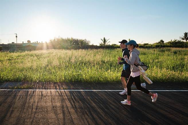 林柏宏日出担当揪晨跑乐当观光客。（公视提供）