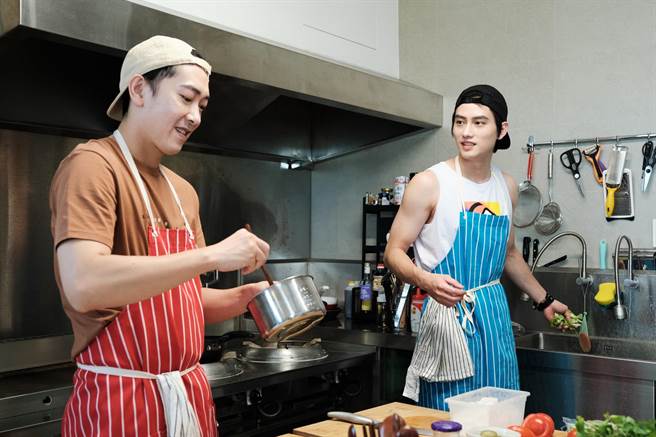 范少勋与施名帅重现餐车经典料理「手工汉堡」。（公视提供）