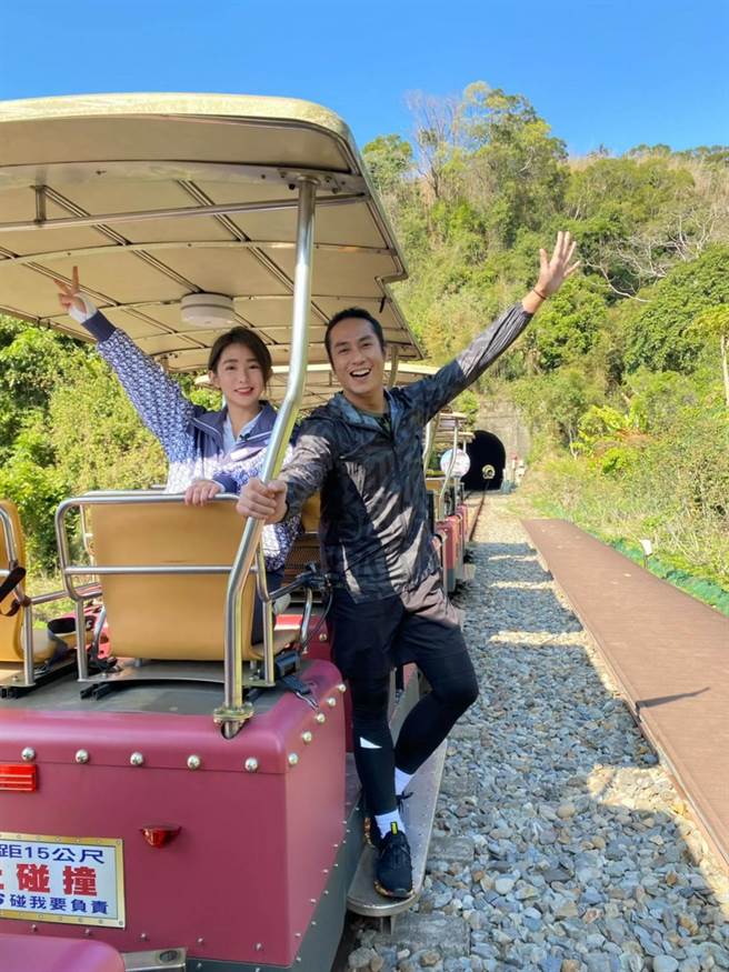 庄凯勛（右）与郭书瑶体验铁道自行车。（卫视中文台提供）