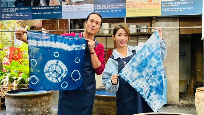 庄凯勛（左）与郭书瑶体验手做蓝染。（卫视中文台提供）