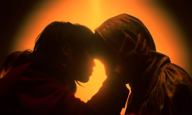 持修领衔主演〈Ain’t Nobody !!!! Me But You〉MV。（EMI提供）